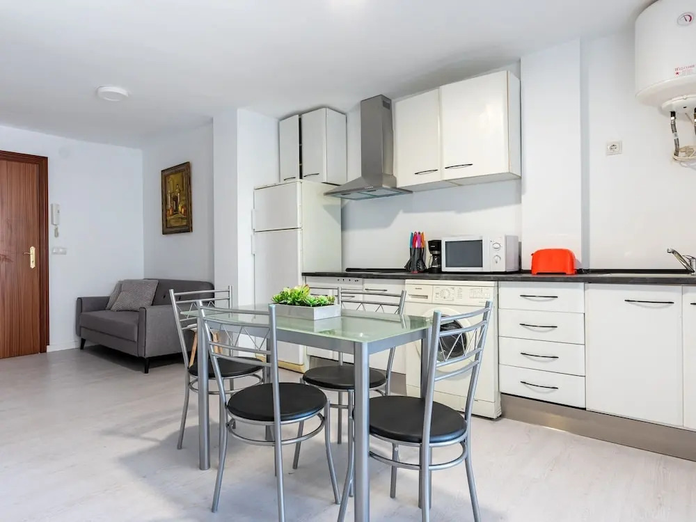 Simplistic Holiday Home in Málaga near Moorish Castle