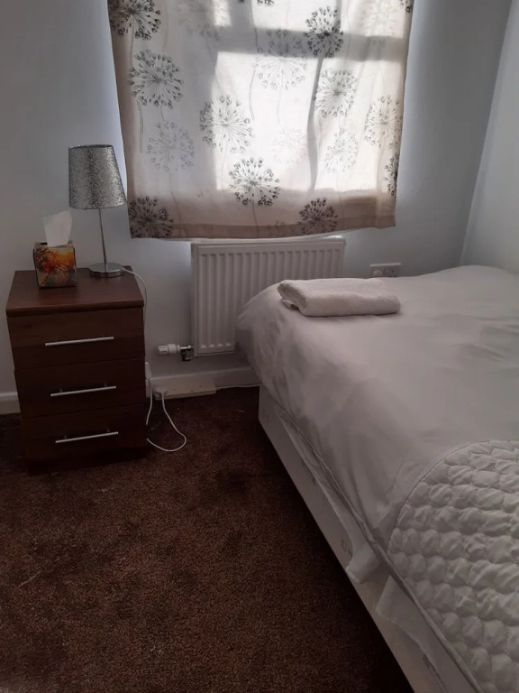 3 Bed House - Sleeps 4 - Parking - Wifi