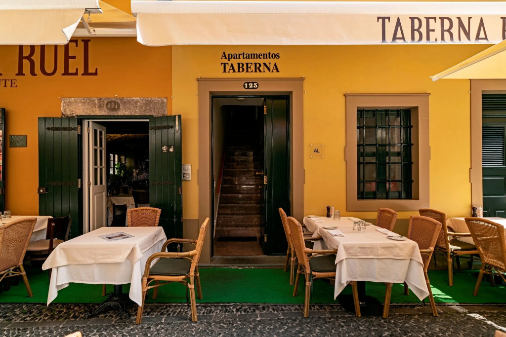 In the pedestrianised Funchal Old Town, close to amenities | Taberna Apartment 3