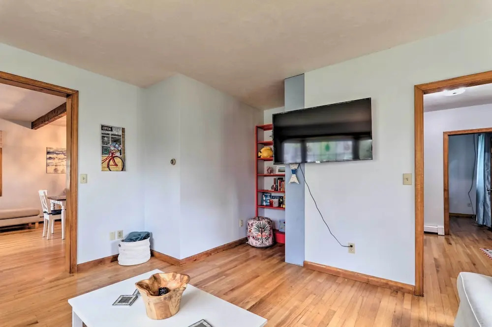 Walk to Main Street: Cozy Cottage in Hyannis
