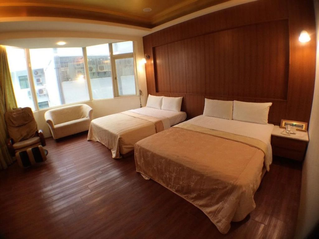 Debonair Hotel