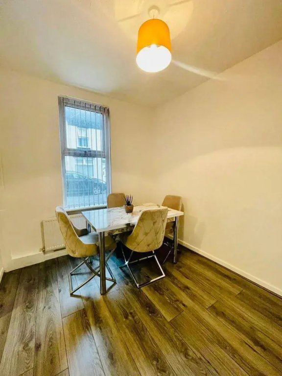 2 Bedroom House in Liverpool With Free Parking