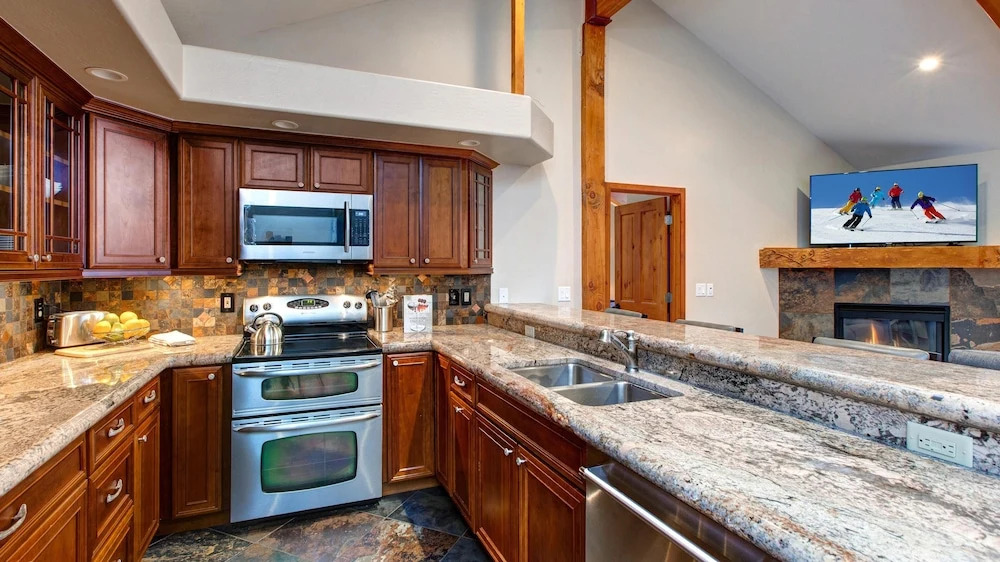 Main Street Lookout 3 Bedroom Townhouse by RedAwning
