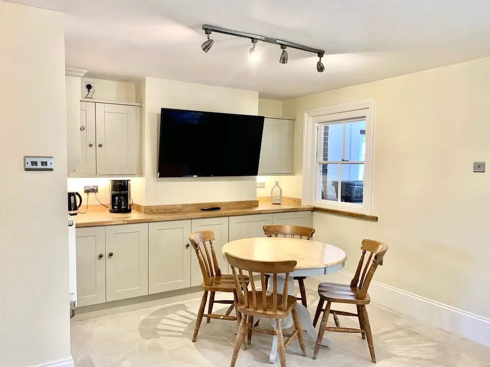 The Farmhouse - Sleeps 12 with Private Grounds