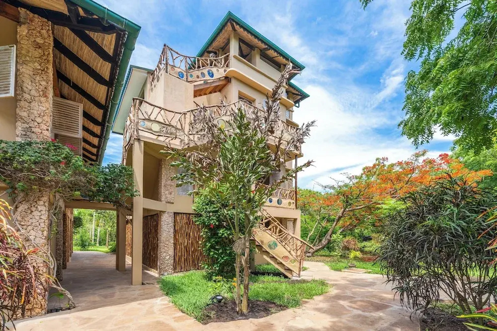 Tombo House
