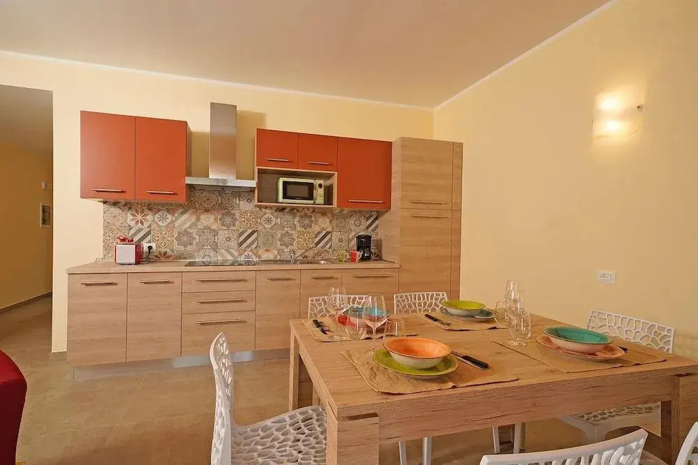 Residence Dany appartamenti con cucina vista lago piscina e parcheggio