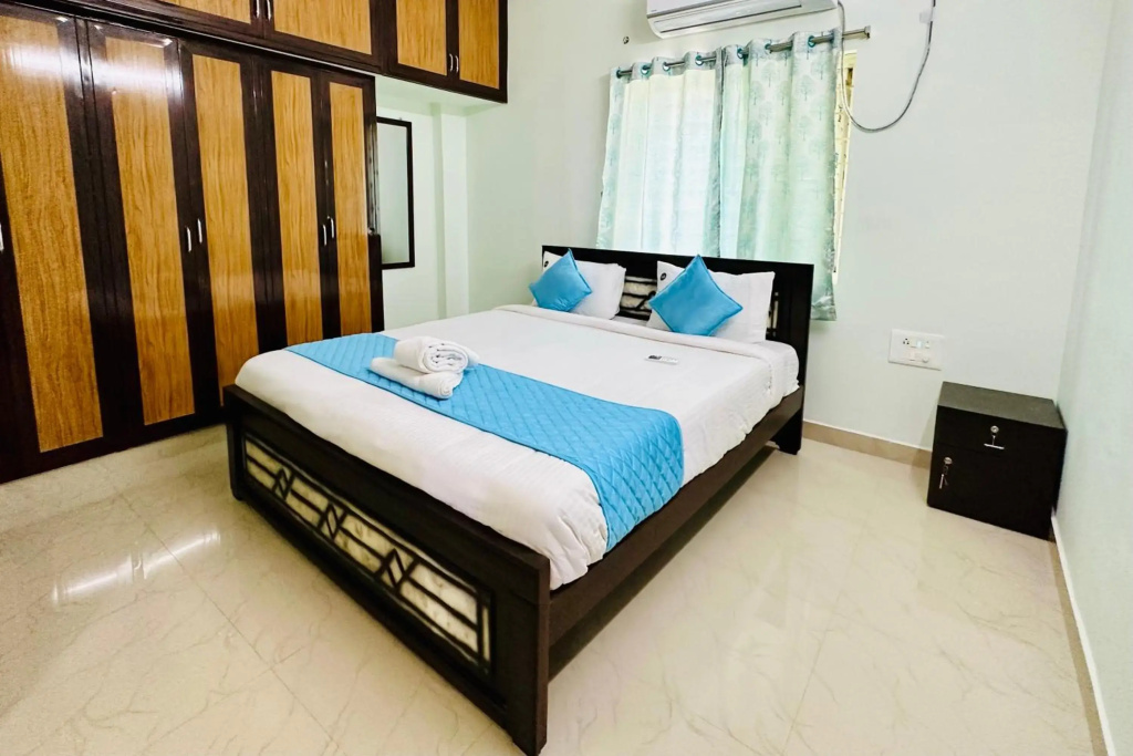 TrueLife Comfort Inn - Near PS4 veg restaurant - On way to Balaji Temple - 2BHK AC apartments - Coffee Tea Milk - Fast WiFi, Kitchen, Dining, Android TV, Parking - Easy access to Airport, Railway Station and to all Temples - Top service with lots of Love