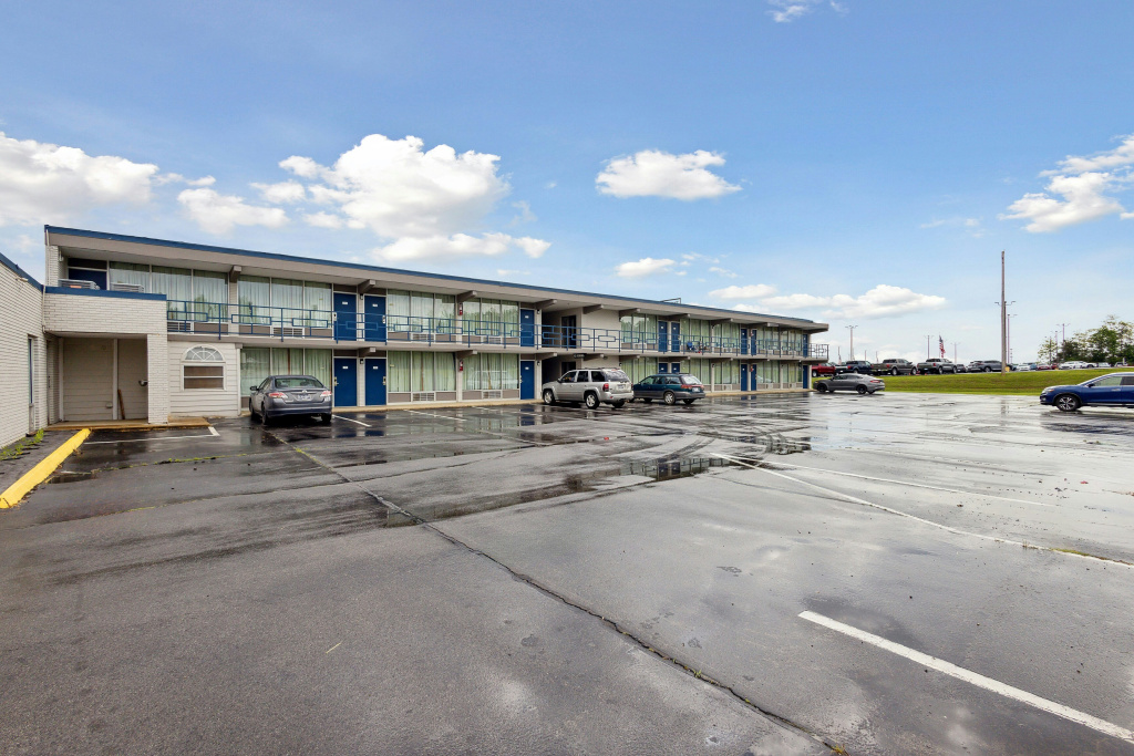 Relax inn by OYO Greeneville Near Hwy US-321