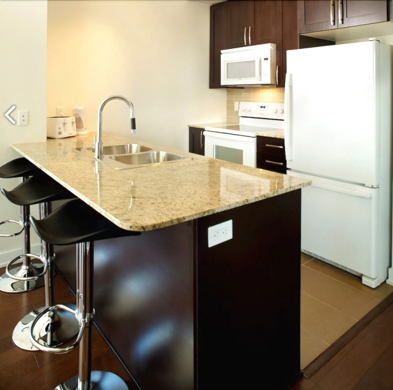 Pathway Luxury Suites - 4099 Brickstone