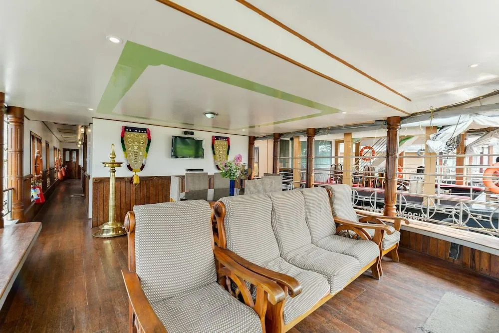 OYO 23047 Rkv Golden Petal Houseboat 3 Bhk