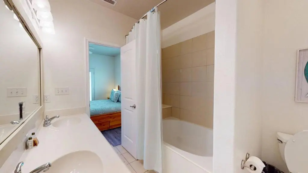 MC05 Upscale Condo, Shared Pool, Close to Beach