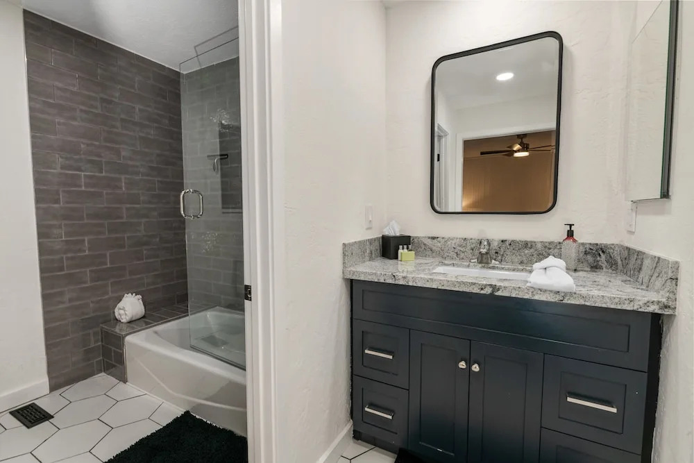 Beary Cozy Retreat - Newly Remodeled With Hot Tub And Game Room In Prime Location! 3 Bedroom Cabin