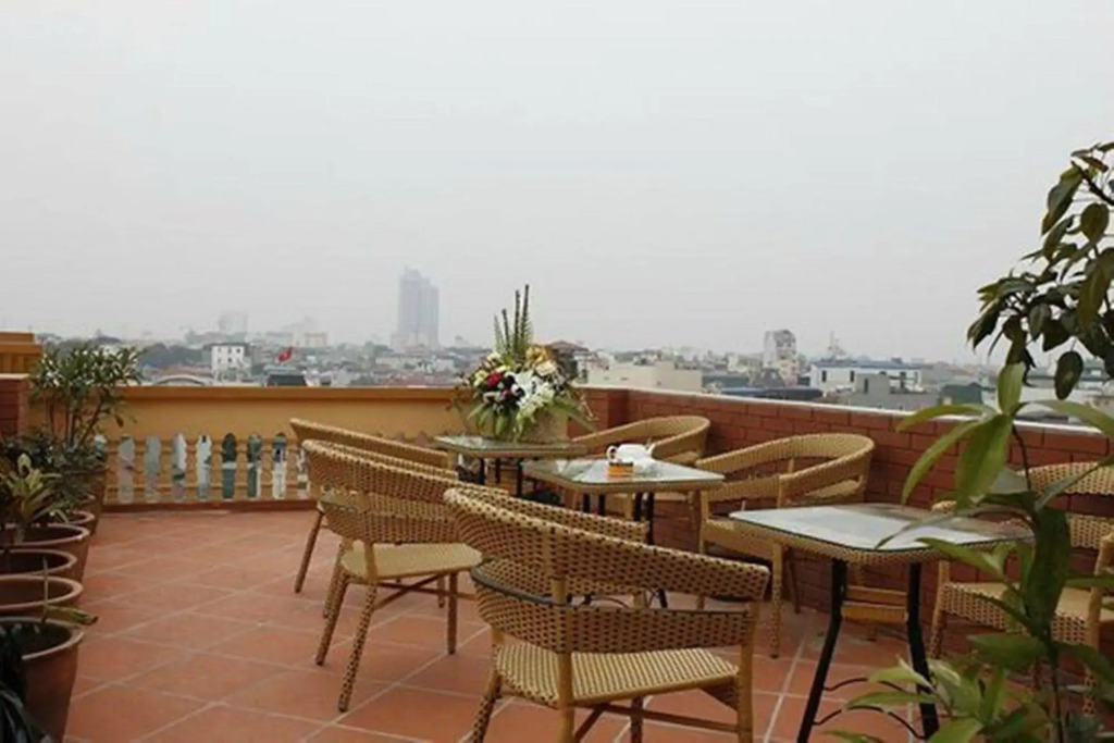 Lucky 3 Hotel & Travel