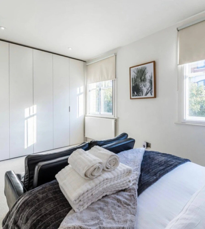 Striking 2 Bed With Roof Terrace, a short walk from Oxford Street.