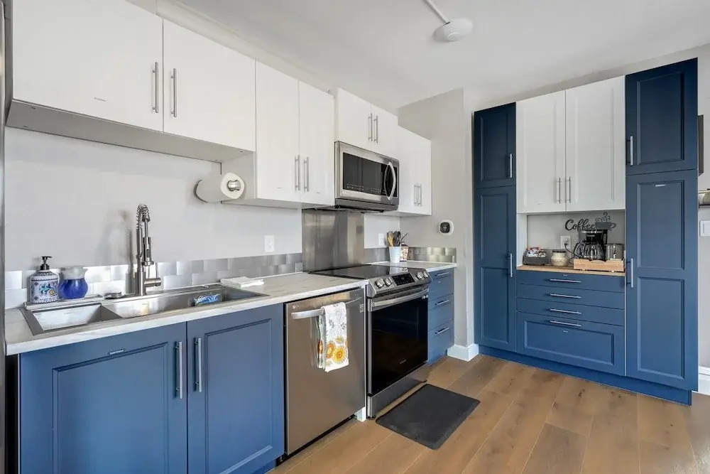 Downtown Getaway With Balcony King Beds