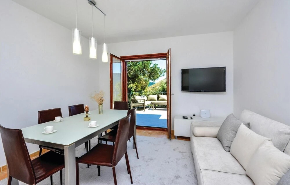Nice Home In Zrnovnica