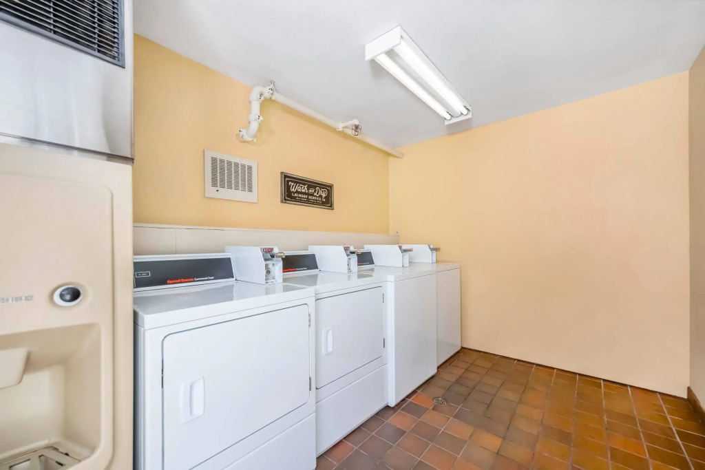 Econo Lodge Inn & Suites