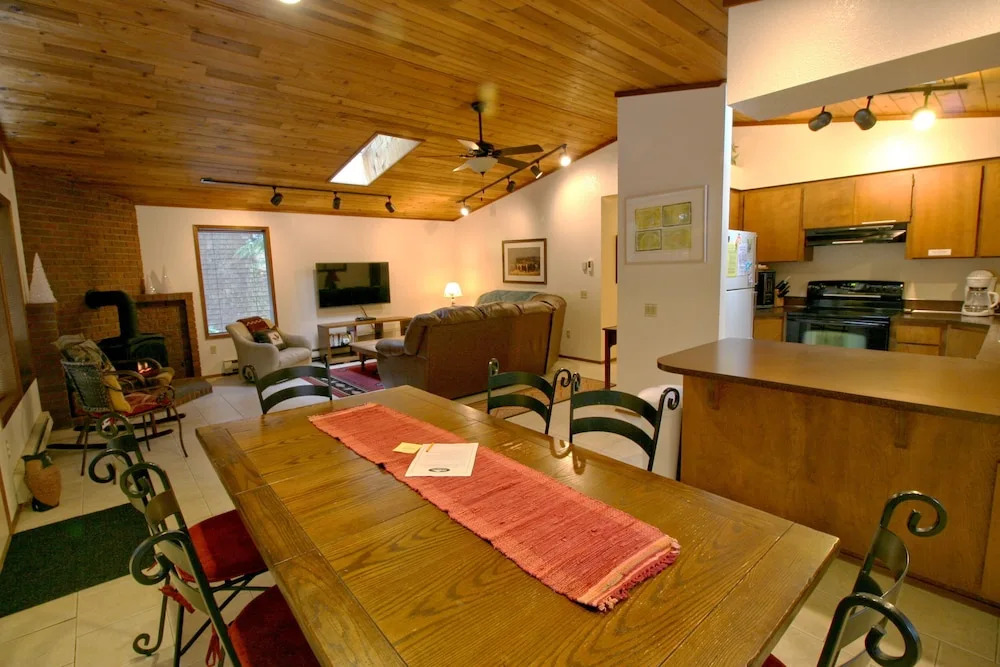 Snowline Cabin 23 - Great Cabin With hot Tub, Game Room, Wifi and Sauna