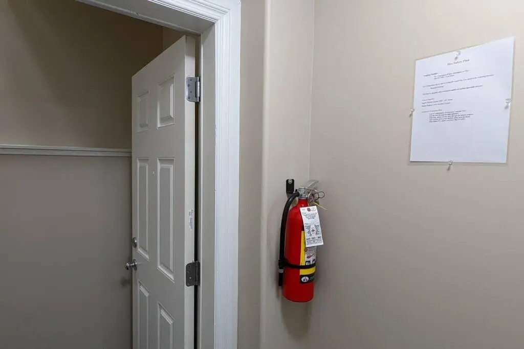 Exquisite And Modern Executive Suite With Parking