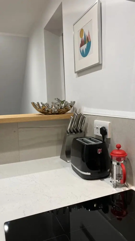 5 Star Unique Luxury Detached Apartment in Windsor