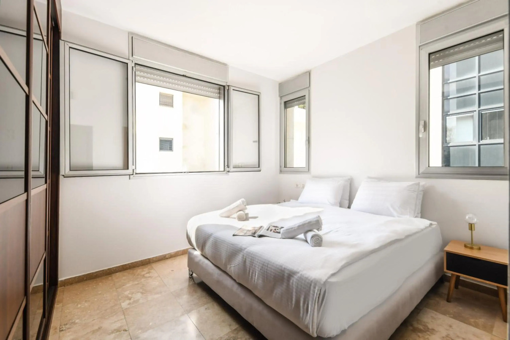 Sea View apt on Gordon 10 with Balcony and private parking