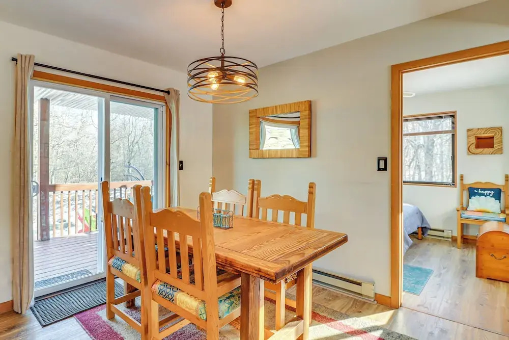 Private Spa, Fire Pit & Deck: Poconos Home!