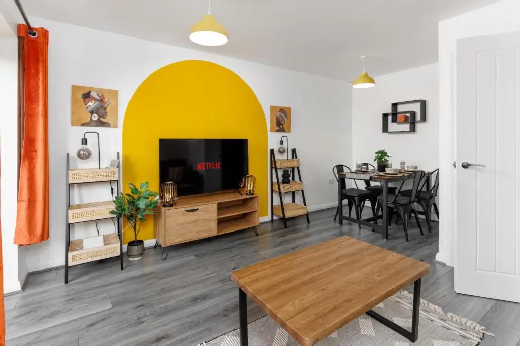 Air Host and Stay - Brand new 3 bedroom house sleeps 8 minutes from LFC and city centre Ref25