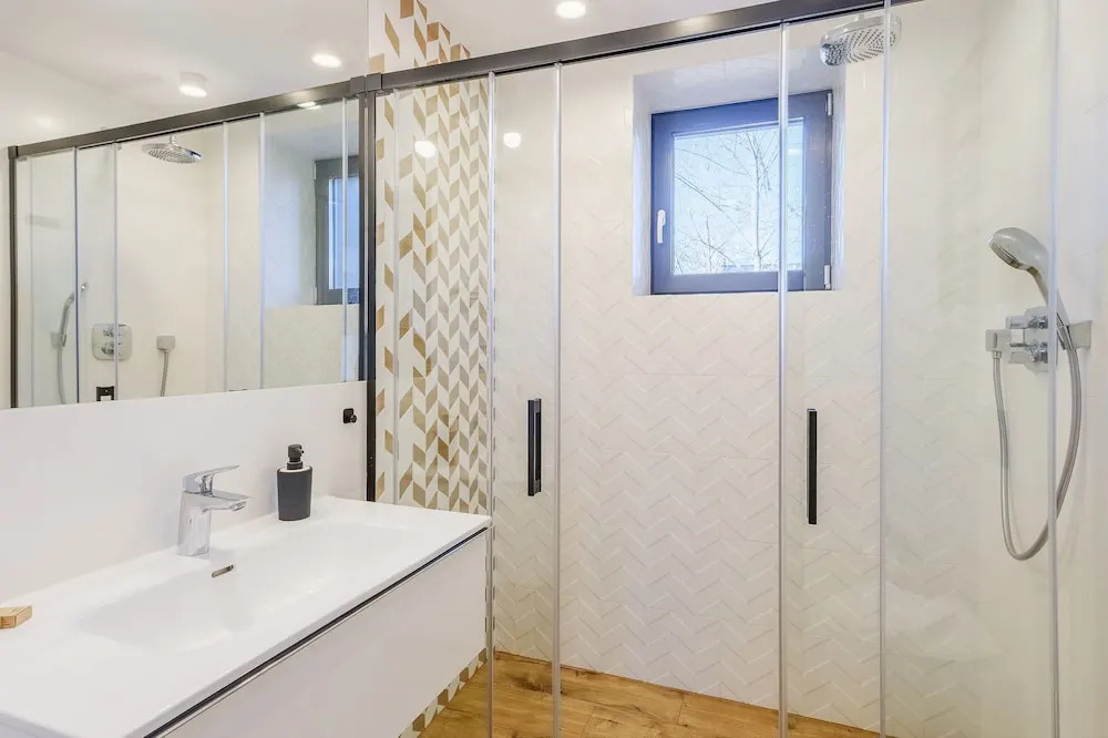 REZYDENCJA ORNAK 5 - stylowe apartamenty z balkonami i jacuzzi, 5 min pieszo do Krupówek, IZBY PODHALAŃSKIE