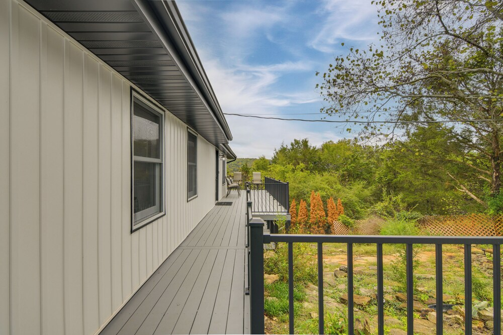 Steps to Table Rock Lake! Family Escape w/ 2 Decks