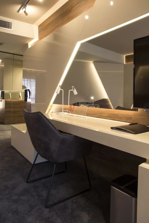 DOWNTOWN ROOMS