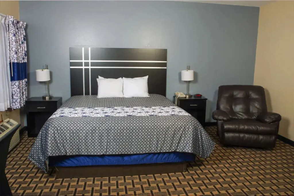 DUTCH INN AND SUITES