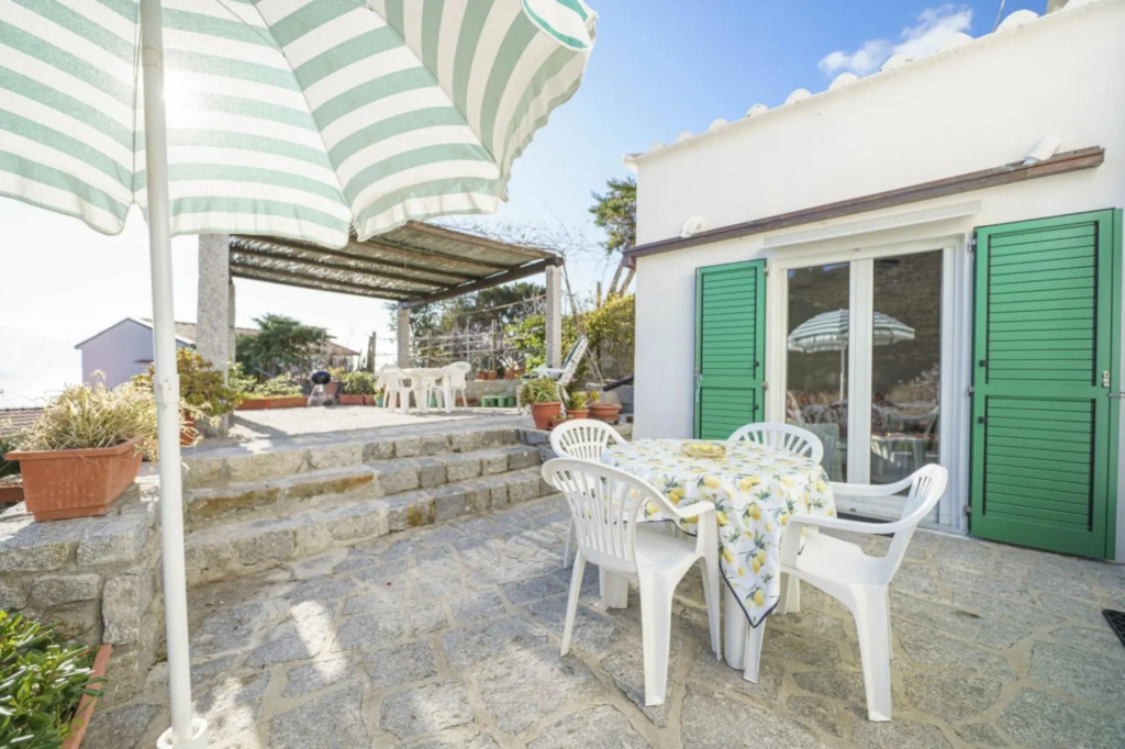 Independent cottage with sea view patio 300 meters from the beach of Pomonte-LA CASA CON PATIO A POMONTE
