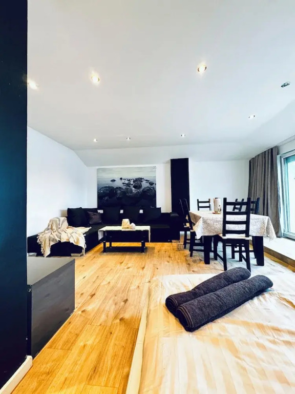 2BR Apt With Balcony Blumengärten