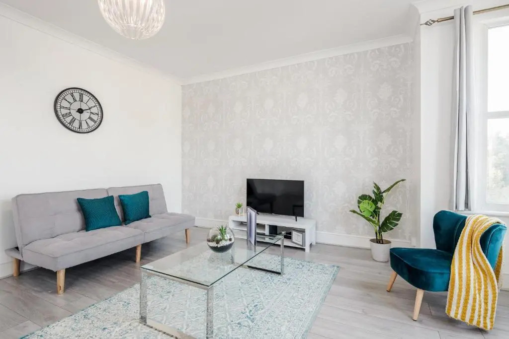 Luxury Apartment 2bed & Parking - East London - by Damask Homes