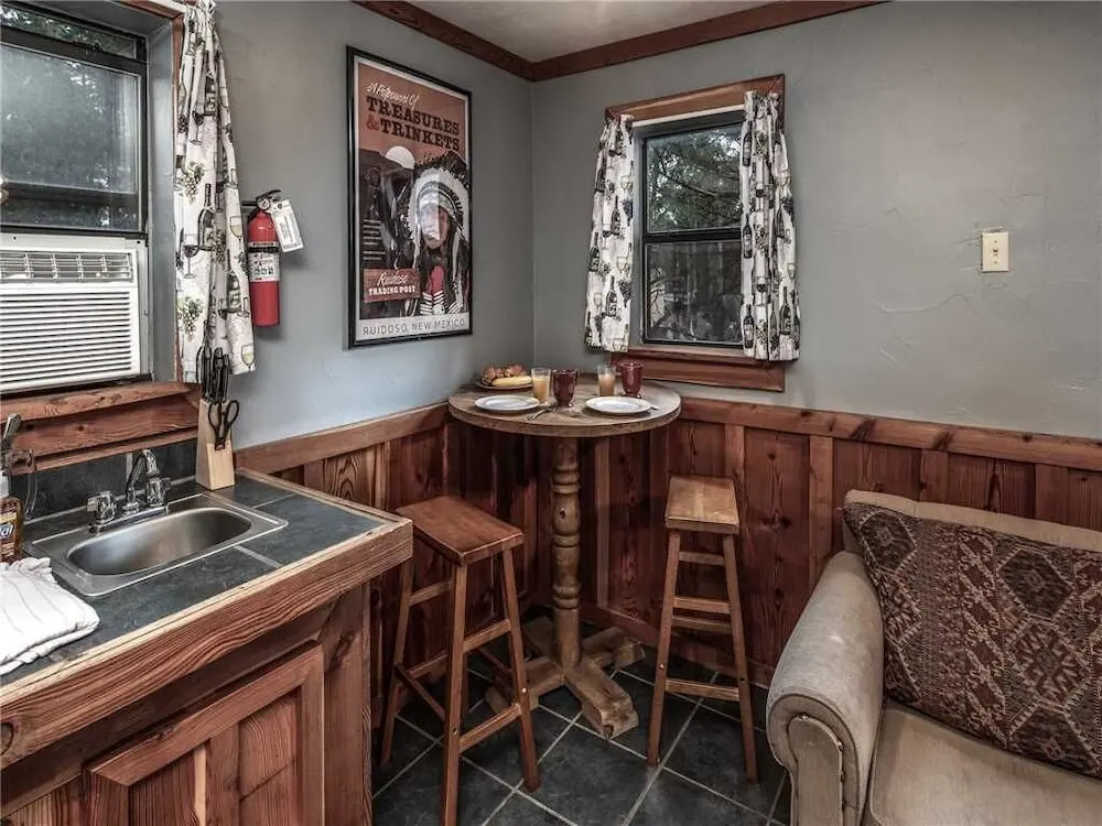 Windchaser, 1 Bedroom, Wood Burning Stove, Midtown, Sleeps 3