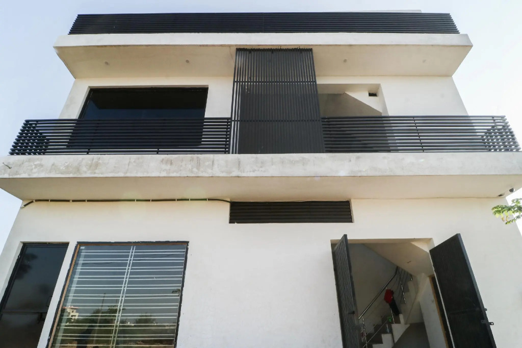 OYO 60479 The Corner House 200ft Road