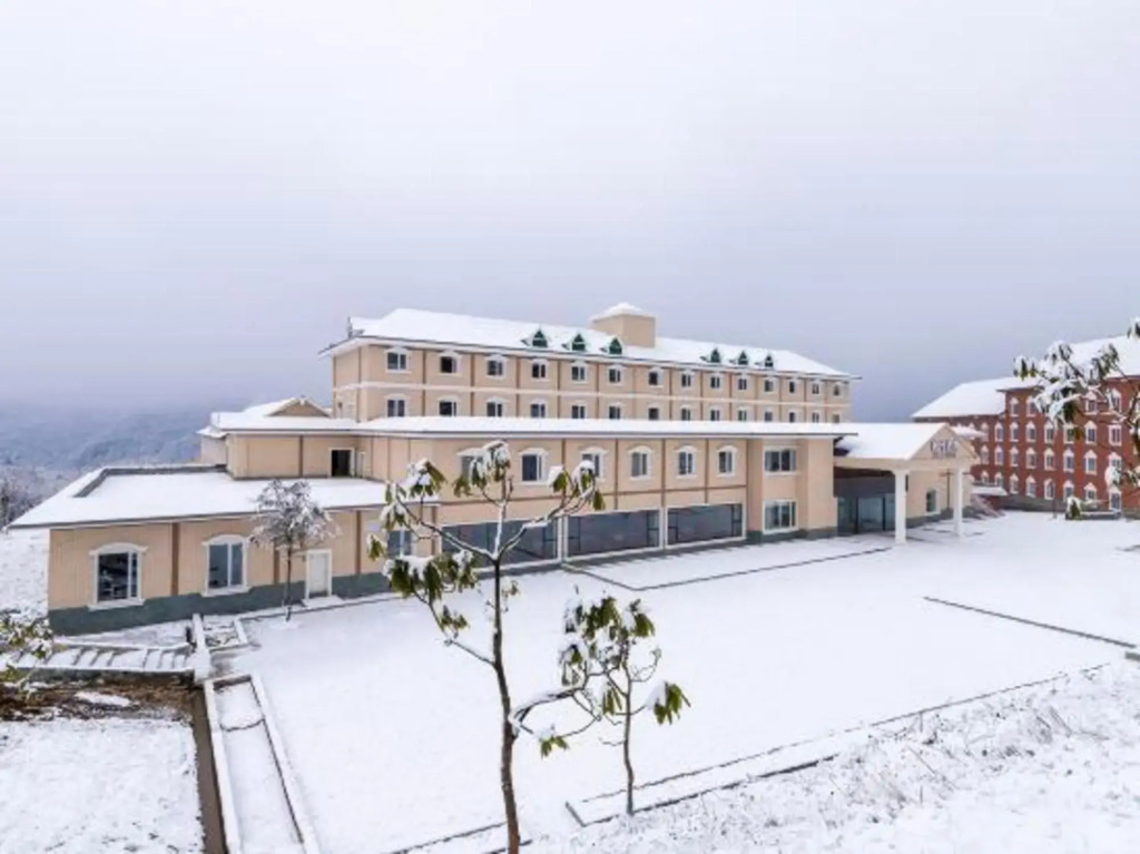Xiling Snow Mountain Maple Leaf Hotel