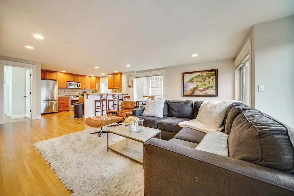 4 Mi to Lumen Field! Centrally Located Townhome
