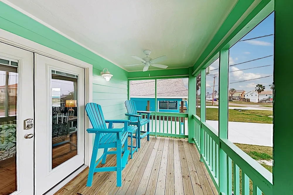 Brand-new Getaway W/ Screened Porch - Walk To Bay! 2 Bedroom Home