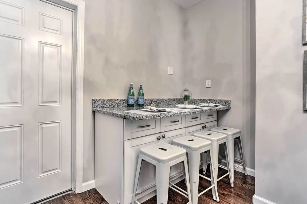 Pet-friendly Newark Townhome Near Airport!