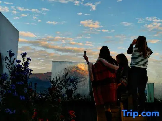Lijiang The Rooftop Bistro&Bar• English Corner Snow Mountain view Hostel