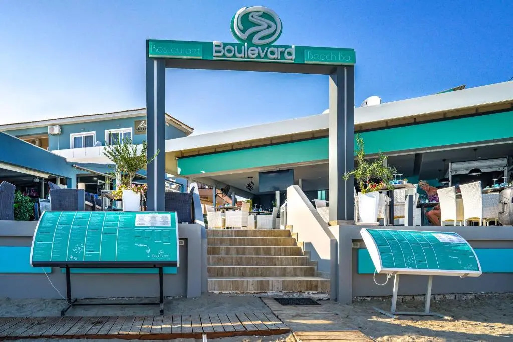 Boulevard Studio 10 with side sea view