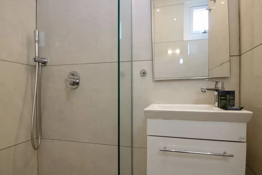 Phaedrus Living: Seaside Luxury Flat Harbour 104