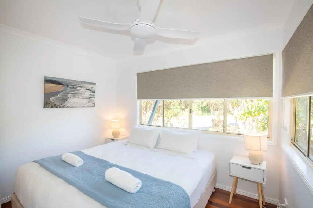 The Blue House - 100M TO BEACH, PET FRIENDLY, BIG HOUSE, SLEEPS 8