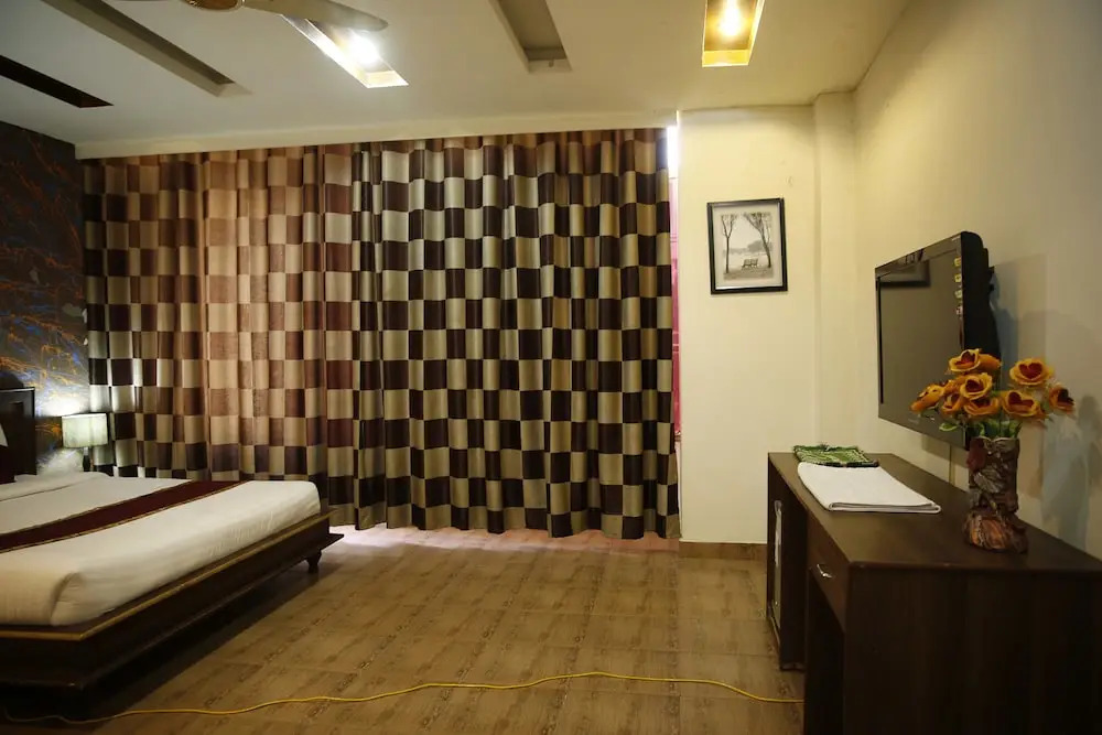 Premier Inn Heights hotel Davis Road Lahore