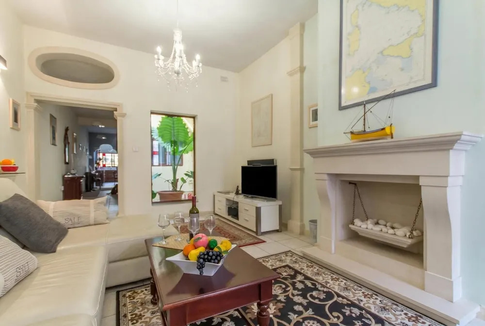 Well Located Townhouse & Courtyard Kalka