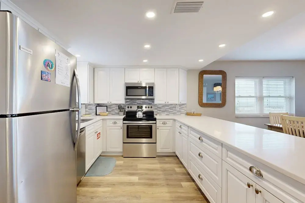 Oceanfront Corner Condo With Sunrise-view Balcony, Pool & 1-minute Walk to Beach