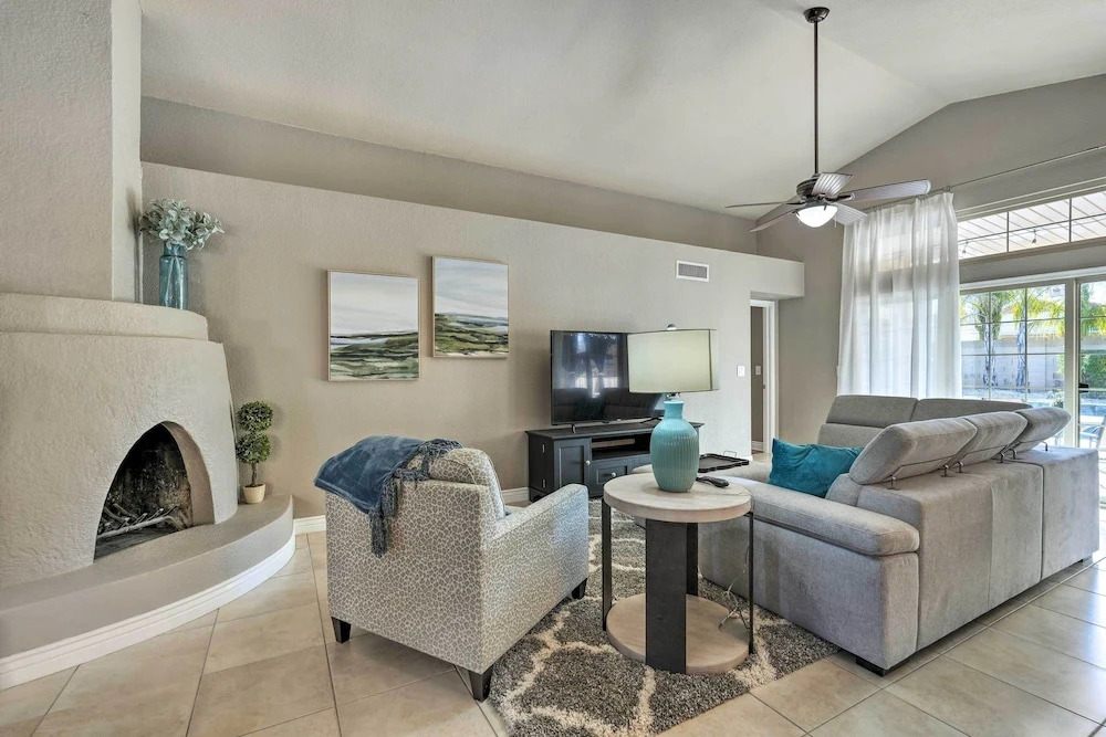 Near Golf! Snowbird Poolside Escape in Scottsdale