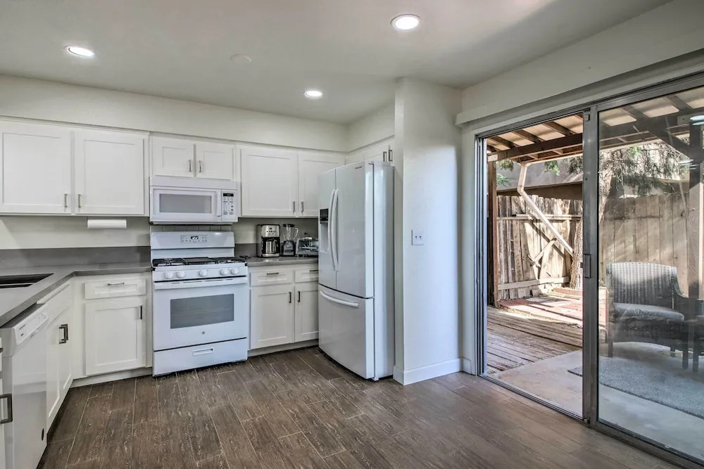 Comfy Bakersfield Townhome - Fire Pit & Patio