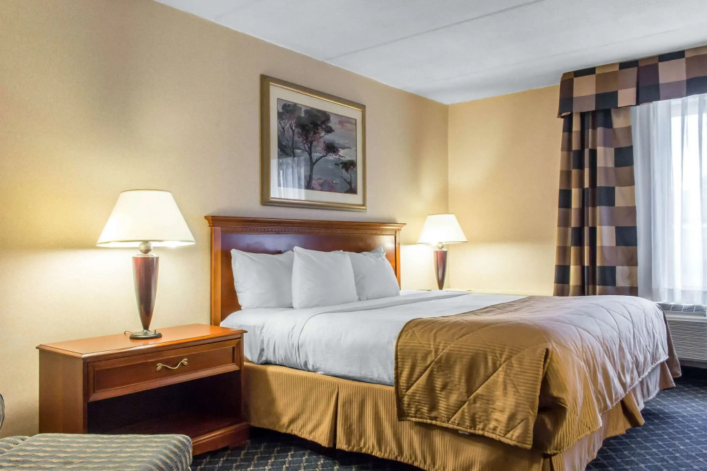 Clarion Hotel & Conference Center Ronkonkoma MacArthur Airport